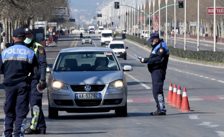 Gjobat per oren policore: Qeveria terheq penalitetin per drejtuesit e mjeteve